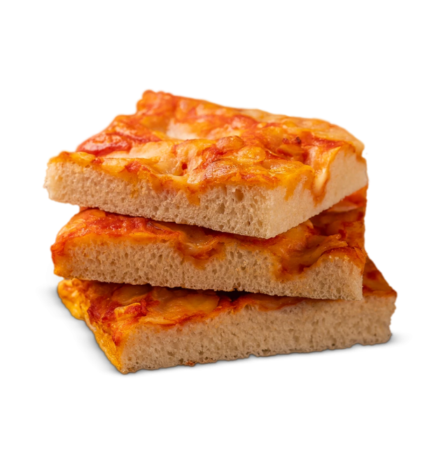 Tres porciones cuadradas y gruesas de pizza al estilo siciliano con salsa de tomate y queso fundido, apiladas sobre f...