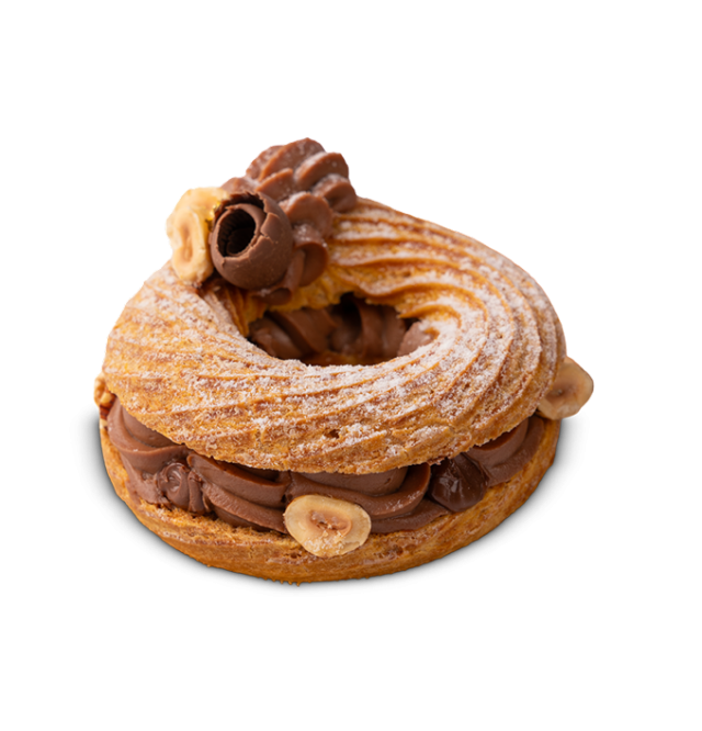 Paris-Brest en forma de anillo relleno de crema de chocolate y avellana, con rizo de chocolate y avellanas enteras