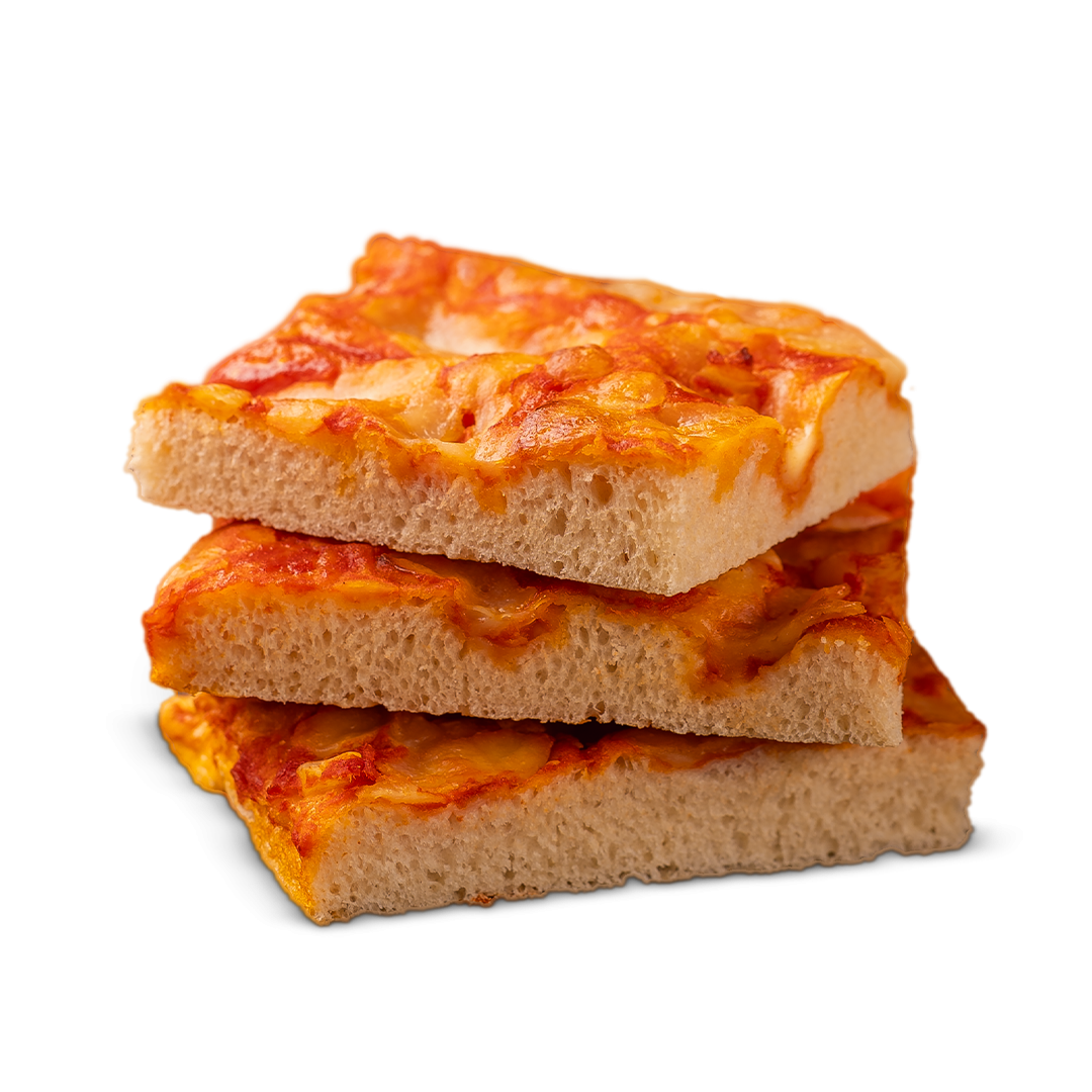Tres porciones cuadradas y gruesas de pizza de tomate y queso apiladas sobre fondo blanco