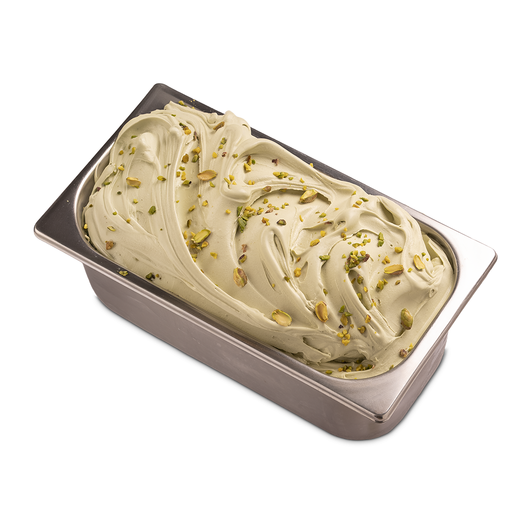 Cubeta metálica rectangular de gelato con helado de pistacho en espiral, cubierto con pistacho picado, fondo blanco