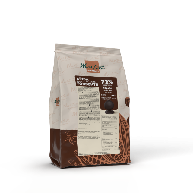Bolsa de discos de chocolate negro Martini Ariba Fondente 72% sobre fondo blanco