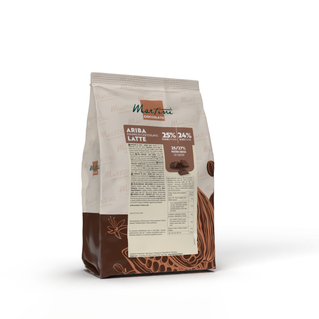 Bolsa de trozos de chocolate con leche Martini Cioccolato Ariba, 25% cacao, con etiqueta nutricional, fondo blanco.