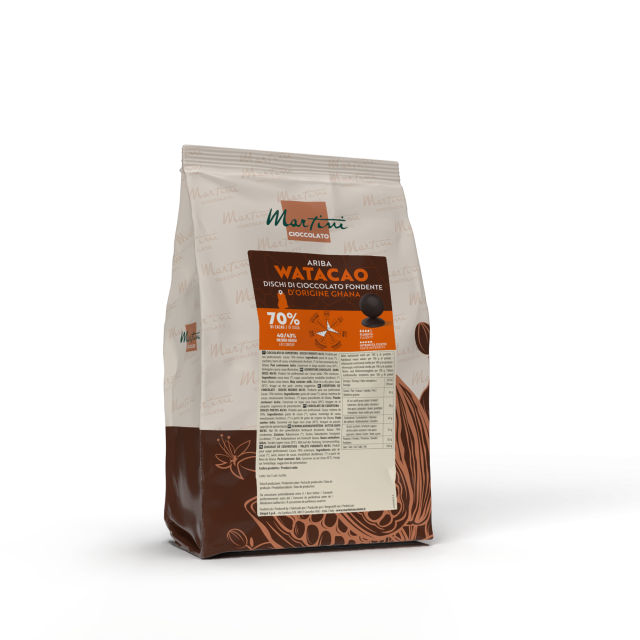 Bolsa de discos de chocolate negro 70% Martini Cioccolato Ariba Watacao de Ghana, fondo blanco.