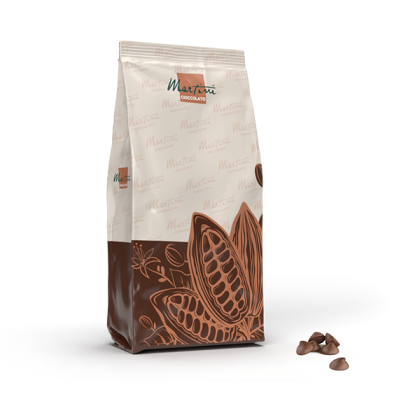 Bolsa de Martini Cioccolato con ilustraciones de vainas de cacao, junto a un pequeño montón de chispas de chocolate.