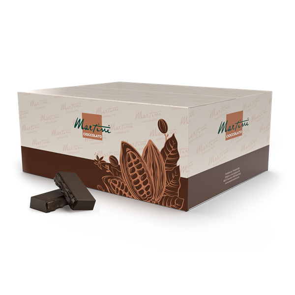 Caja crema y marrón de Martini Cioccolato con gráficos de vainas de cacao, junto a dos barras de chocolate negro apil...