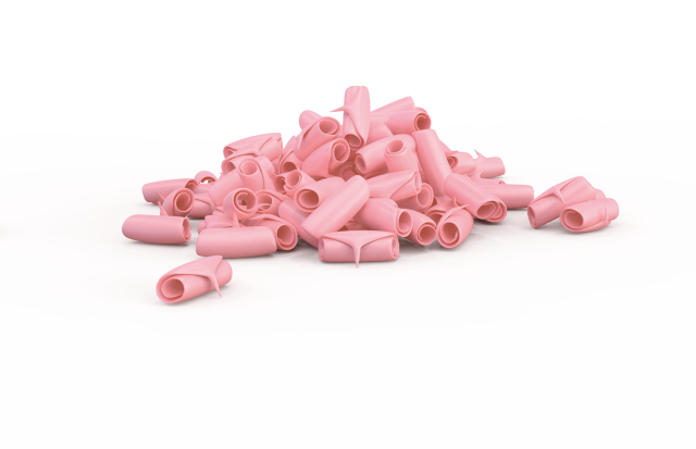 Trozos de chicle rosa con forma de tubo esparcidos sobre fondo blanco.