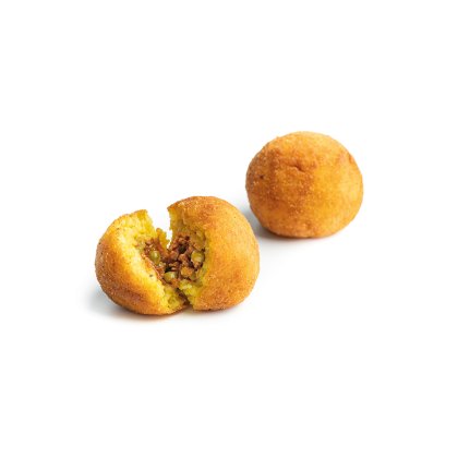 Dos bolas de arroz empanadas y fritas (arancini) sobre fondo blanco, una entera y otra cortada mostrando relleno de c...