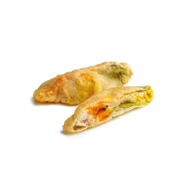 Dos flores de calabacín fritas y doradas rellenas de crema naranja y blanca, una cortada, fondo blanco