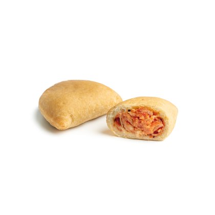 Dos rollos de hojaldre horneados con corteza dorada, uno entero y otro cortado mostrando relleno de tomate y queso.