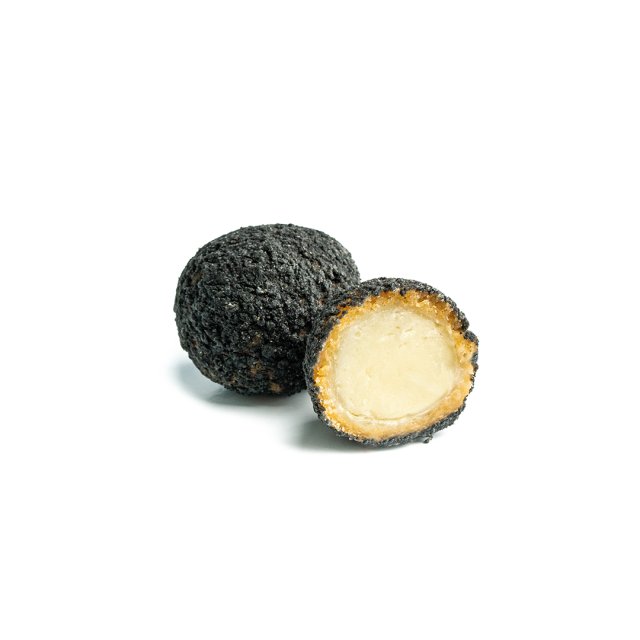 Dos bolas de queso con trufa negra sobre fondo blanco, una entera y otra cortada mostrando el interior cremoso