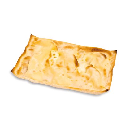 Pan plano rectangular con relleno de queso fundido y corteza dorada y ampollada, fondo blanco.