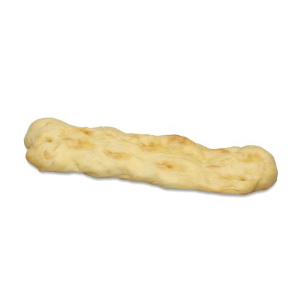 Baguette larga y blanda con corteza dorada pálida, colocada en diagonal sobre fondo blanco.