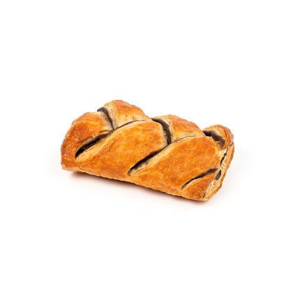 Trenza de hojaldre dorada rellena de chocolate negro, sobre fondo blanco.