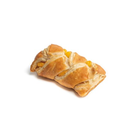 Pastel trenzado dorado con relleno de maíz dulce sobre fondo blanco