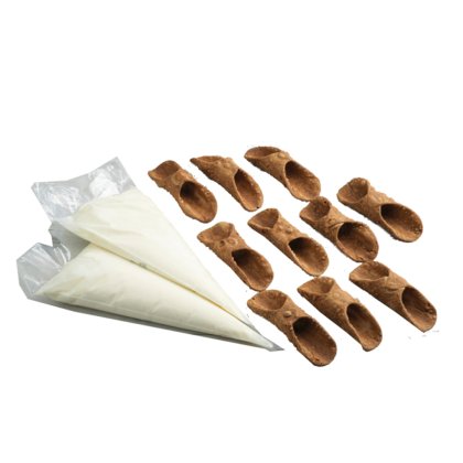 Cáscaras de mini cannoli vacías en filas junto a una manga pastelera con relleno de crema, fondo blanco