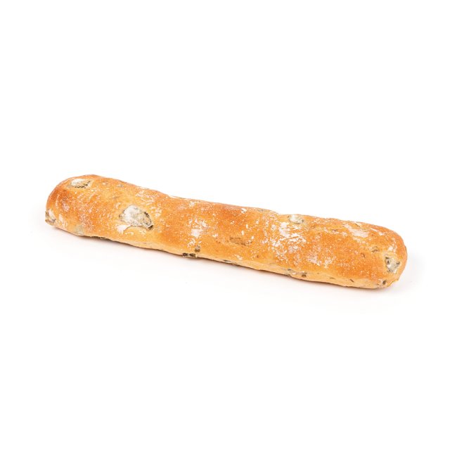 Una baguette dorada con trozos de aceituna en la corteza, espolvoreada con harina, sobre fondo blanco.