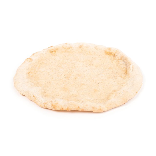 Masa de pizza redonda sin hornear con borde texturizado y elevado, sobre fondo blanco.
