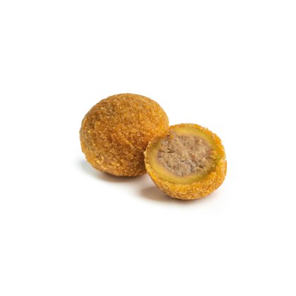 Dos croquetas fritas empanadas, una entera y otra partida mostrando su relleno cremoso de carne.