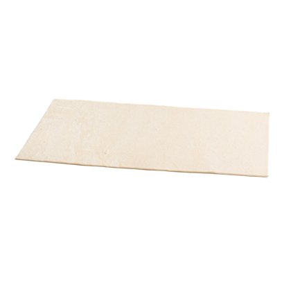 Losa rectangular de piedra o baldosa color crema con superficie texturizada, en ángulo sobre fondo blanco