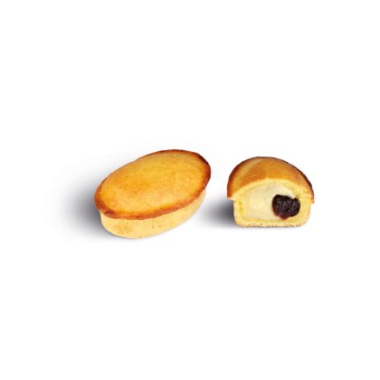 Dos bizcochos ovalados, uno entero y otro cortado mostrando relleno de crema con baya oscura en el centro.