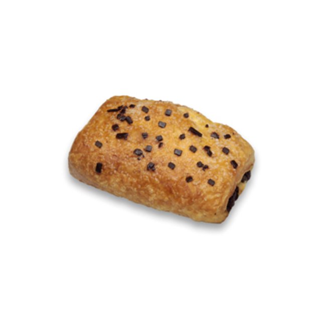 Croissant de chocolate dorado con trozos de chocolate negro encima, fondo blanco