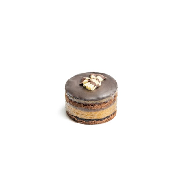 Pequeño pastel redondo de chocolate en capas con ganache brillante, decorado con rulo de chocolate rayado, fondo blanco