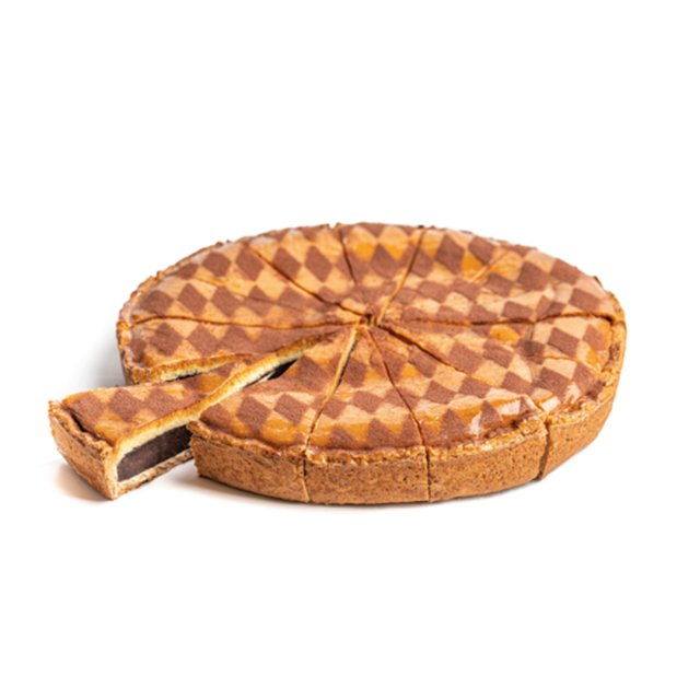 Tarta redonda con patrón a cuadros marrón y beige, cortada en porciones, con una porción retirada mostrando el interi...