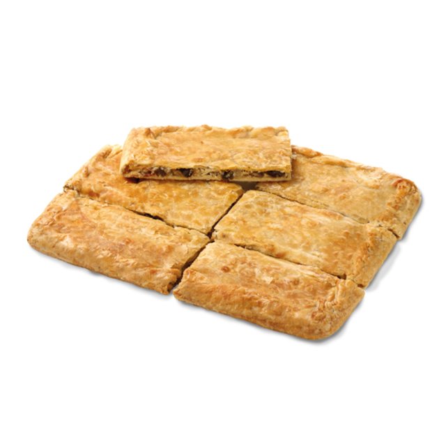 Hojaldre horneado y dorado cortado en rectángulos, con una porción de pie mostrando relleno salado de carne