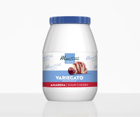 Bote de plástico blanco con tapa azul etiquetado "Martini Gelato Variegato Amarena Sour Cherry", con cereza y helado